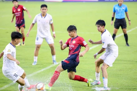 U17 Thành phố Hồ Chí Minh (áo trắng) hòa 1-1 trước U17 Công an Hà Nội. (Ảnh: VFF)