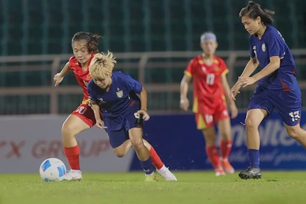 U19 nữ Việt Nam (áo đỏ) thua trận trước U19 nữ Thái Lan trong trận chung kết. (Ảnh: VFF)