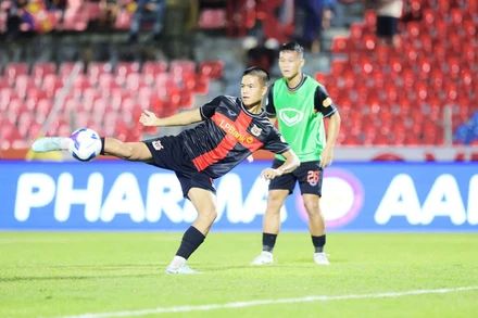 Tân binh Trần Thành Trung (trái) trong màu áo Ninh Bình thi đấu tại V-League 2025/26. (Ảnh: VPF)