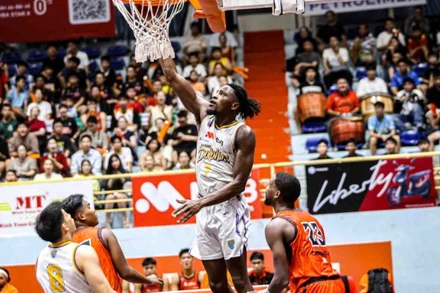 Mykal Jenkins giúp Nha Trang Dolphins kiểm soát tốt khu vực cận rổ. (Ảnh: VBA)