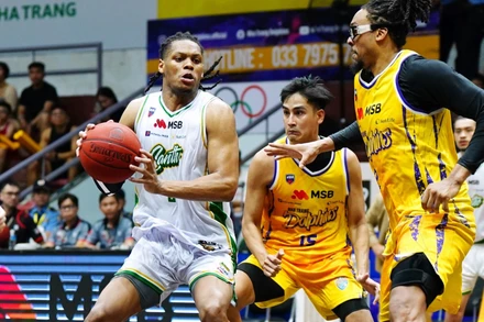 Chủ lực Malek Green bị vây ráp bởi các cầu thủ Nha Trang Dolphins. (Ảnh: VBA)
