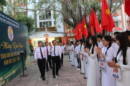 Bí thư Tỉnh ủy Phú Thọ Đặng Xuân Phong dự lễ khai giảng với thầy và trò Trường trung học phổ thông chuyên Hoàng Văn Thụ, phường Hòa Bình.