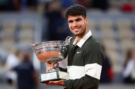 Tay vợt người Tây Ban Nha Carlos Alcaraz cùng chiếc cúp vô địch Roland Garros 2025. (Ảnh: FFT)