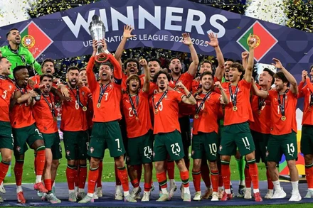 Ronaldo cùng các đồng đội nâng cao chiếc cúp vô địch. (Ảnh: UEFA)