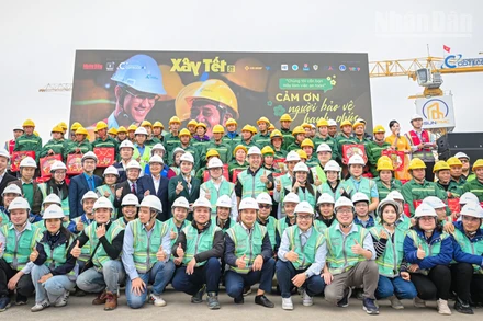 Hơn 1.000 gói quà đã được trao tận tay công nhân xây dựng tại 2 dự án lớn ở Hà Nội.