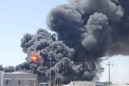 Khói bốc lên sau vụ tấn công bằng thiết bị bay không người lái của Lực lượng Hỗ trợ nhanh bán quân sự (RSF) nhằm vào kho nhiên liệu ở thành phố Port Sudan ngày 5/5/2025. (Ảnh tư liệu: THX/TTXVN)