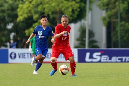 Thành phố Hồ Chí Minh I (áo đỏ) tiếp tục thể hiện phong độ ấn tượng. (Ảnh: VFF)