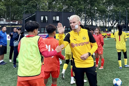 Huấn luyện viên trưởng U17 Borussia Dortmund - ông Dominik Lang cùng các tuyển thủ U17 nữ Việt Nam. (Ảnh: VFF)