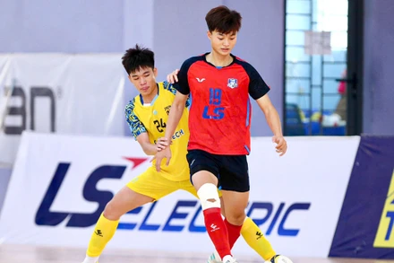 U20 Thái Sơn Nam Thành phố Hồ Chí Minh (áo đỏ) giành vé vào bán kết sau trận hòa U20 Sài Gòn Titans. (Ảnh: VFF)