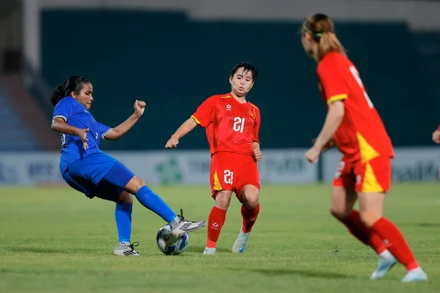 Ngân Thị Vạn Sự (số 21) có trận đấu hiệu quả trước đội tuyển nữ Maldives. (Ảnh: VFF) 