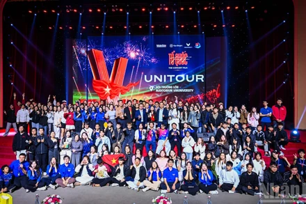 Đại diện Báo Nhân Dân, các thầy cô Trường đại học VinUni cùng các bạn sinh viên chụp hình lưu niệm sau buổi chiếu phim. (Ảnh: THÀNH ĐẠT)