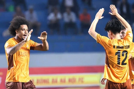 Các cầu thủ Hoàng Anh Gia Lai ăn mừng bàn thắng gỡ hòa. (Ảnh: VFF)