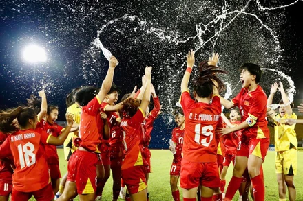 Các cầu thủ U17 nữ Việt Nam ăn mừng chiến thắng. (Ảnh: VFF)