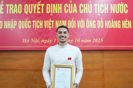 Cầu thủ Đỗ Hoàng Hên nhận quyết định nhập quốc tịch Việt Nam. 
