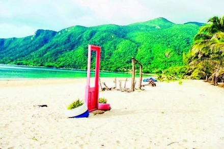 Côn Đảo có những bãi biển phẳng, cát trắng mịn và làn nước trong xanh, là điểm đến hấp dẫn du khách. 