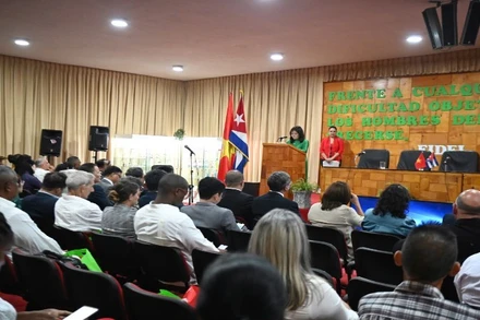 Viện trưởng Viện Kinh tế xanh Dương Thị Bích Diệp phát biểu tại Lễ ra mắt Mạng lưới công nghệ sinh học nông nghiệp và chăm sức khỏe tự nhiên Việt Nam-Cuba tại La Habana.