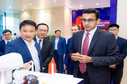 Đại diện Tổng Công ty Công nghiệp công nghệ cao Viettel và đại diện Tập đoàn Qualcomm cùng các đại biểu tại sự kiện.