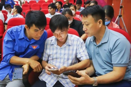 Các tổ công nghệ số cộng đồng tại Thái Nguyên hỗ trợ người dân tham gia chuyển đổi số.