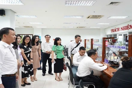 Đoàn công tác của Bộ Khoa học và Công nghệ khảo sát mức độ hài lòng của người dân thực hiện thủ tục hành chính công tại Trung tâm hành chính công thành phố Đà Nẵng.