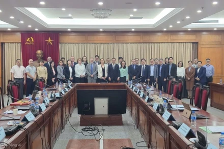 Đại biểu Việt Nam và Đoàn công tác chụp ảnh lưu niệm tại lễ bế mạc đợt làm việc ngày 11/12/2025.