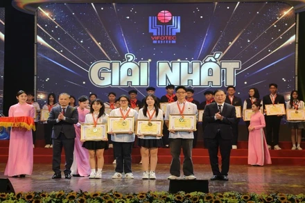 Ban Tổ chức trao giải Nhất cho các tác giả đoạt giải.