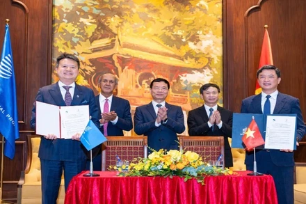 Cục trưởng Cục Sở hữu trí tuệ Lưu Hoàng Long và ông Daren Tang, Tổng Giám đốc WIPO ký kết Bản ghi nhớ hợp tác.