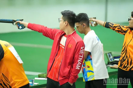 Xạ thủ Phạm Quang Huy cùng các đồng đội sẽ tranh tài ở nội dung 25m súng ngắn nhanh nam đồng đội. (Ảnh: HOÀNG MINH)