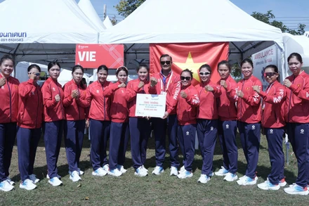 Các tay chèo Việt Nam giành Huy chương Vàng đua thuyền 10 nữ 500m. 