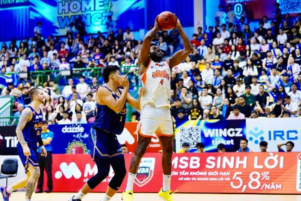 Karachi Edo càn quét khu vực cận rổ City Wings. (Ảnh: VBA)