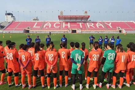 Các thành viên đội tuyển nữ Việt Nam tập luyện trên Sân vận động Lạch Tray. (Ảnh: VFF)