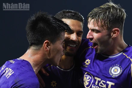 Các cầu thủ Hà Nội ăn mừng bàn thắng. (Ảnh: TRẦN HẢI)