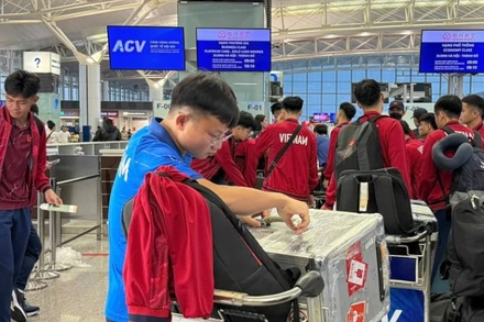 Nhóm các cầu thủ khởi hành từ sân bay Nội Bài, Hà Nội. (Ảnh: VFF)