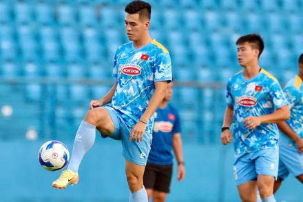 Tiến Linh tập luyện cùng các đồng đội. (Ảnh: VFF)