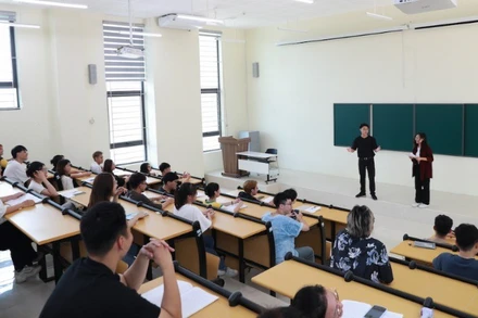 Sinh viên Đại học Quốc gia trên giảng đường. 