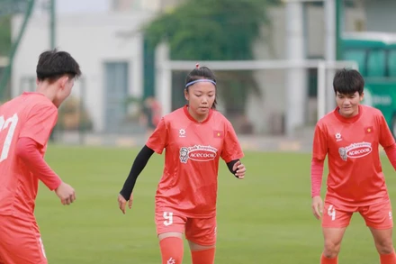 Tiền đạo Huỳnh Như tập luyện cùng các đồng đội. (Ảnh: VFF)