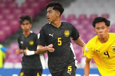 Các cầu thủ U23 Malaysia (áo đen) có thế trận áp đảo trước U23 Brunei. (Ảnh: FAM)