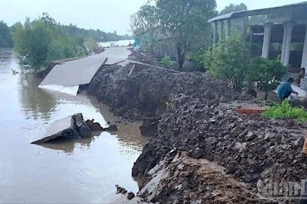 Vị trí sạt lở đất làm "tê liệt" việc đi lại trên tuyến lộ Kinh Mới (xã Thanh Tùng, tỉnh Cà Mau) trong ngày 17/7.