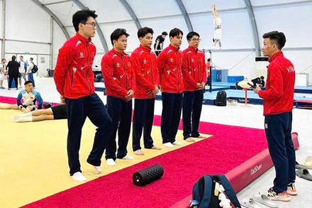Đội tuyển thể dục dụng cụ Việt Nam trong buổi tập làm quen với sàn đấu nơi diễn ra giải thể dục dụng cụ vô địch châu Á 2025. (Ảnh: MS)