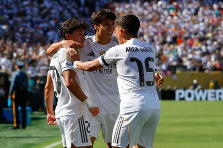 Các cầu thủ Real Madrid ăn mừng chiến thắng sát sao. (Ảnh: Real Madrid CF)