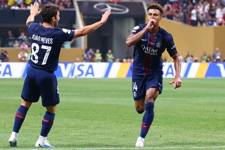 Desire Doue (phải) ăn mừng bàn thắng mở tỷ số. (Ảnh: PSG)