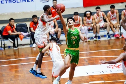 Dương Đức Trí tự tin đột phá vào khu vực cận rổ Danang Dragons. (Ảnh: VBA)