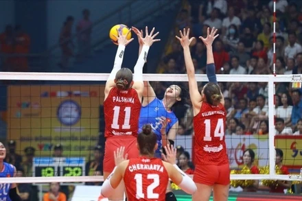 Đội tuyển bóng chuyền nữ Việt Nam đối đầu câu lạc bộ Korabelka, tối 5/7.