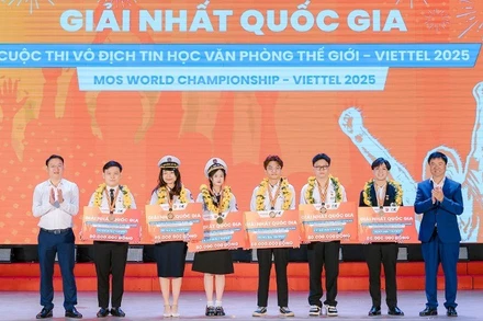 Ban tổ chức trao giải Nhất cấp quốc gia tặng 6 thí sinh tiêu biểu mùa giải năm nay.