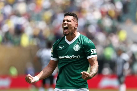 Paulinho mang về bàn thắng duy nhất đưa Palmeiras vào tứ kết. (Ảnh: FIFA)