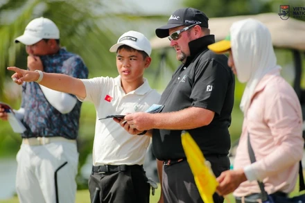 Các thành viên đội tuyển golf Việt Nam nhận được sự hướng dẫn của huấn luyện viên nước ngoài. 
