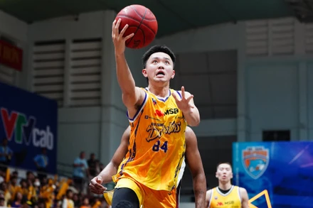 Huỳnh Vĩnh Quang (Nha Trang Dolphins) thi đấu năng nổ ở mặt trận tấn công. (Ảnh: VBA)