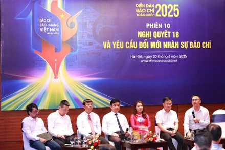 Các diễn giả tham dự phiên thảo luận. (Ảnh: QUANG HÙNG)