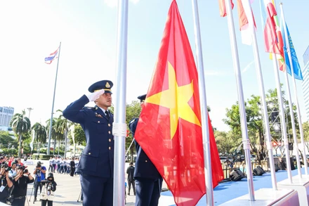 Khoảnh khắc thượng cờ của Đoàn Thể thao Việt Nam. 