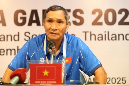 Huấn luyện viên Mai Đức Chung tại buổi họp báo sau trận thua 0-1 trước đội tuyển nữ Philippines. 