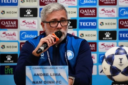 huấn luyện viên Andre Lima của Nam Định phát biểu tại buổi họp báo. (Ảnh: Nam Định FC)